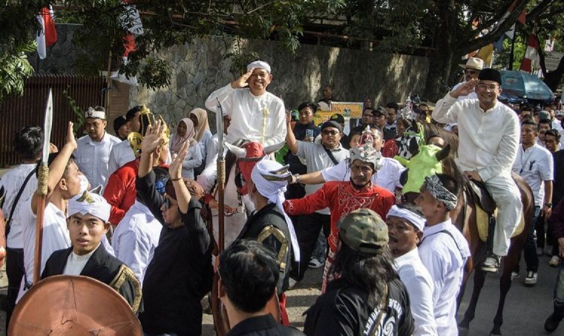 Dedi Mulyadi-Erwan Setiawan, Mendaftar Ke KPU Jawa Barat Dengan Menunggang Kuda.