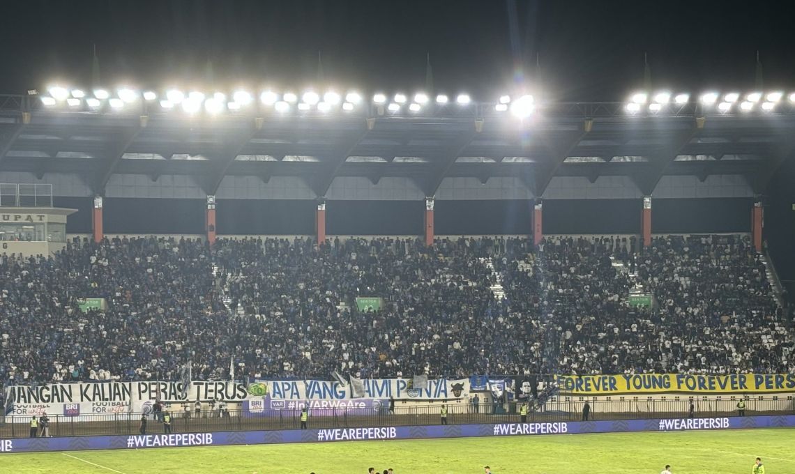 Persib Bandung Bermain Imbang 1-1 Melawan Alema Malang.